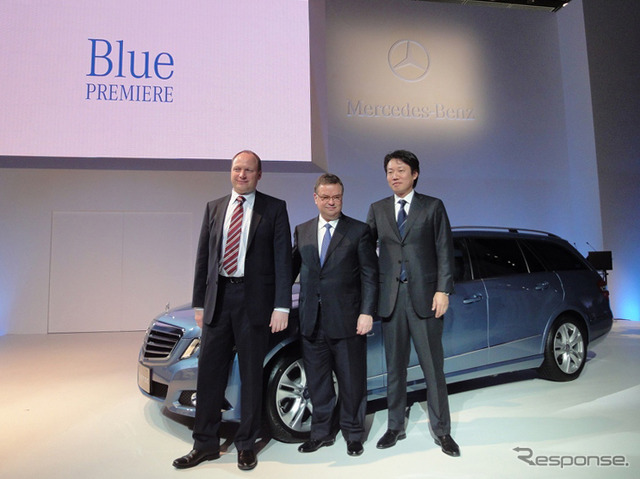 E350ブルーテック アバンギャルドの前に立つのは左から、ダイムラーAG ブルーテック開発プロジェクトマネージャーのベルント・リンデマン氏、メルセデス・ベンツ日本のハンス・テンペル社長、上野金太郎副社長