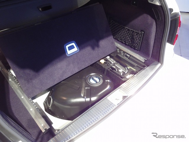 「E350 ブルーテック アバンギャルド」はラゲッジルーム床下に尿素水溶液「AdBlue」のタンクを備える
