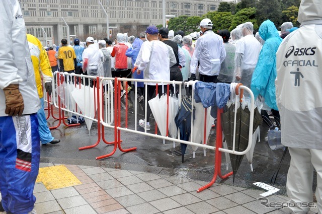 傘は走るときに邪魔なので置いていく（撮影＝石田信一郎）