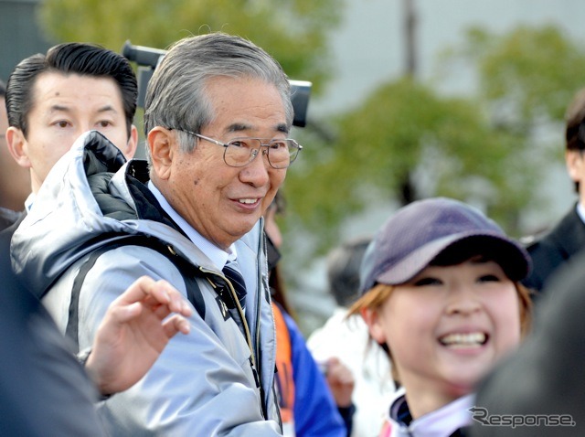 ラストランナーをフィニッシュ地点で迎える石原都知事（撮影＝石田信一郎）