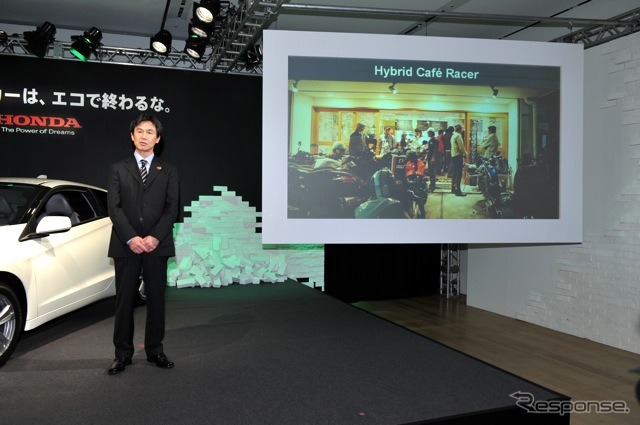 CR-Zと機種開発責任者の友部了夫さん