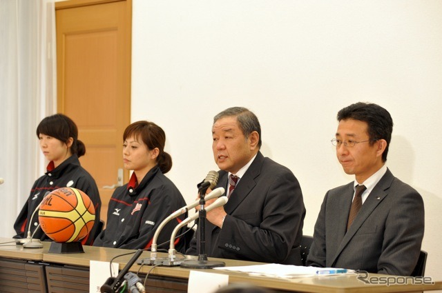 渋谷区の岸記念体育会館で会見するJALラビッツ。右から渡辺智部長、荒順一監督、岩村裕美主将、矢代直美（日本代表）選手（撮影＝中島みなみ）