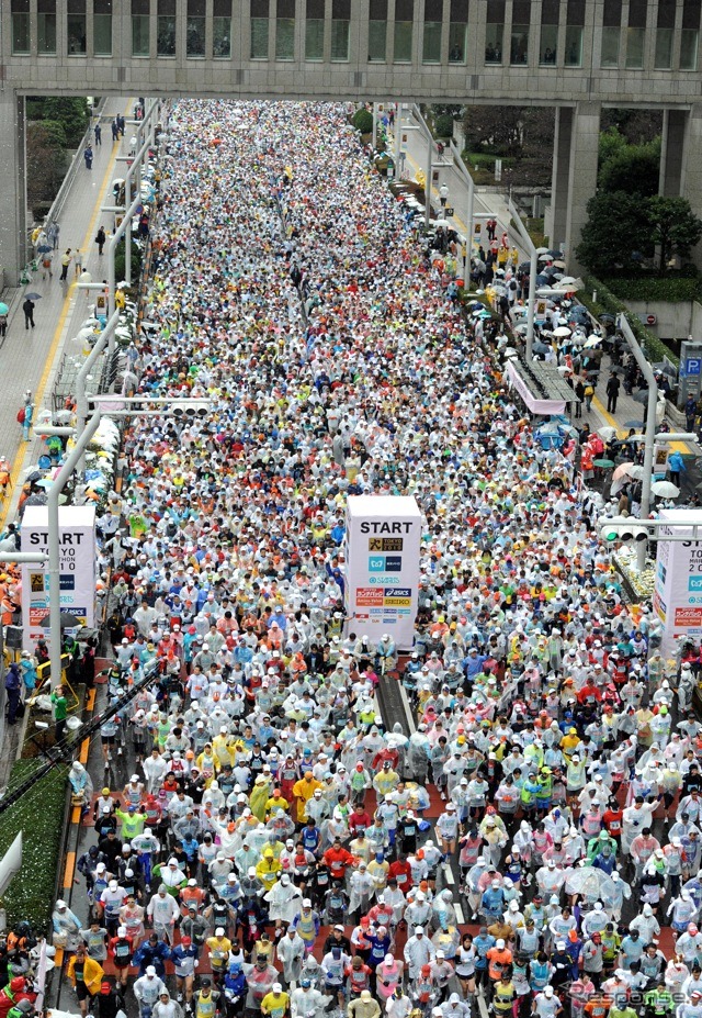 ランナー3万5028人がスタート。やる気になれば走れるものです。（C）東京マラソン