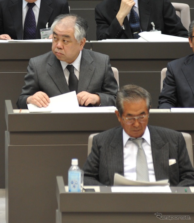 都議会で答弁に備える池田警視総監(左)と石原都知事(右)(撮影=中島みなみ)