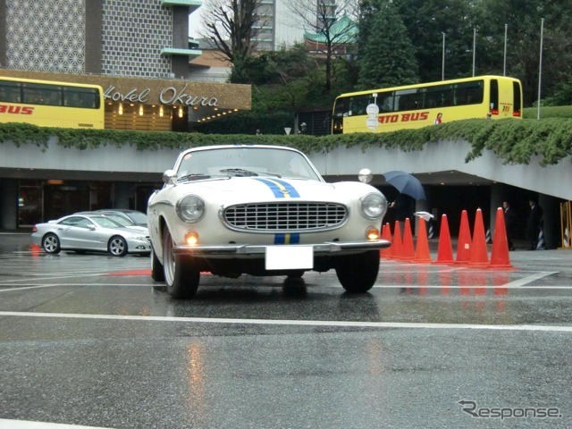 ホテルオークラにゴールしたボルボP1800S