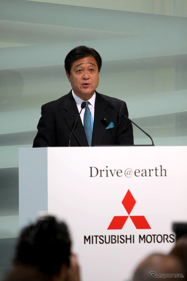 報道発表会では、社長（写真）以下スタッフはカワセミブルーメタリック色のタイやチーフを身につける