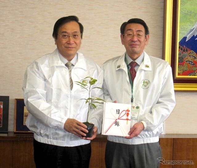 寄贈苗の目録を手渡す伊澤俊夫平塚製造所長(左)と古谷義幸秦野市長