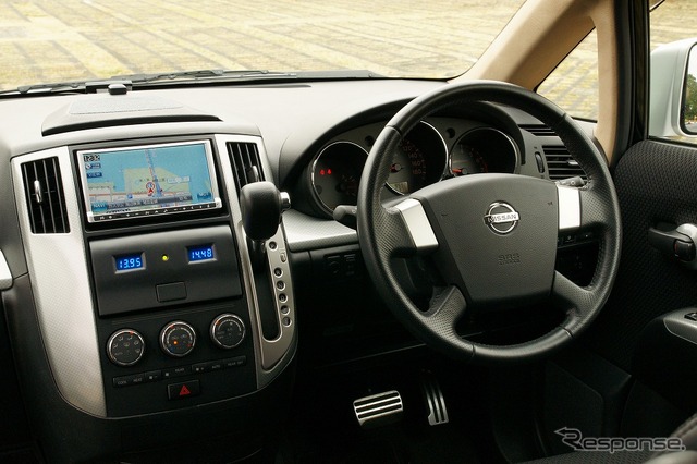 装着例。デモカーは日産プレサージュ(現行型・マイナーチェンジ前モデル)