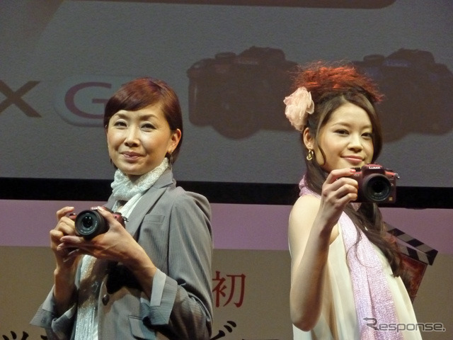 モデルがデジタル一眼カメラ・DMC-G2を持ってステージ上に登場。今回の発表会でタレントの登場はなかった。