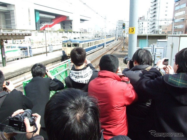 両国駅。最後の新聞輸送列車