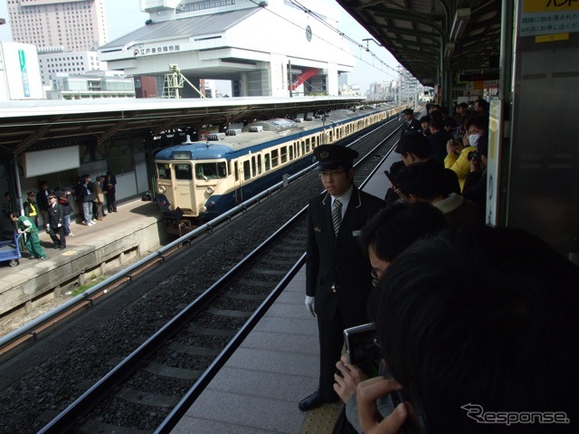 両国駅。最後の新聞輸送列車