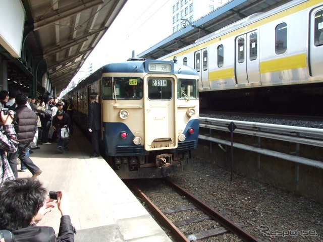 両国駅。最後の新聞輸送列車