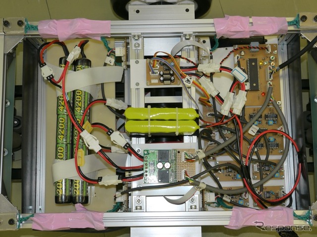 内部の構造。モーターは2個搭載。ピンクのテーピングの先にある部品が圧力を感知。バッテリーはラジコン用のニッケル水素電池。プロトタイプのため基盤が多いが、ゆくゆくは一つの基盤に集積することが可能という