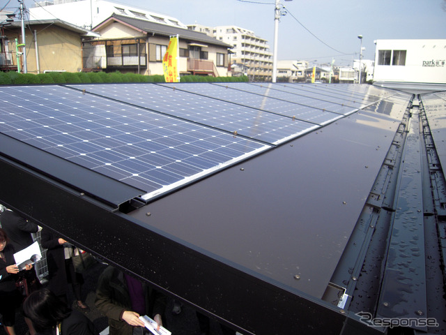 駐輪場屋根に装着された太陽電池。世界最高水準のセル変換効率19.7％を誇る。