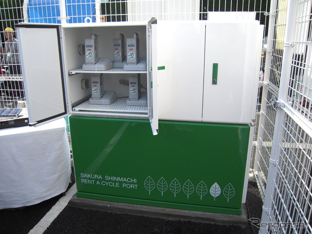 ボックス上部にバッテリー充電設備、下に蓄電用リチウムイオン電池を収める。