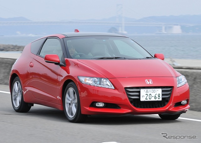 竹岡氏が運転するのは6MTのCR-Z「αグレード」