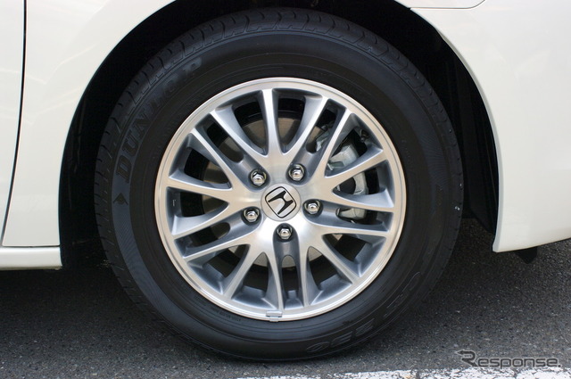 標準装着タイヤのダンロップ「SPスポルト230」サイズは215/60R16 95Vだ