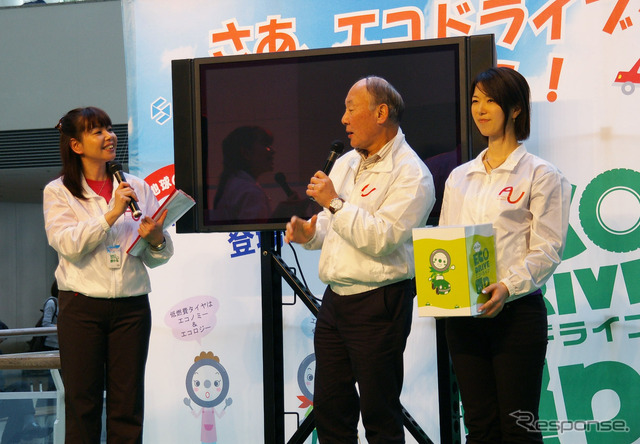 （左から）竹岡圭さん、日下部保雄さん、まるも亜希子さんらジャーナリストによるトークセッション