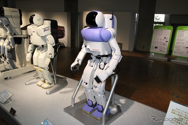 ホンダコレクションホールに移されたASIMOとロボットたち。写真は、初展示となるP3改良試作型改め「P4」