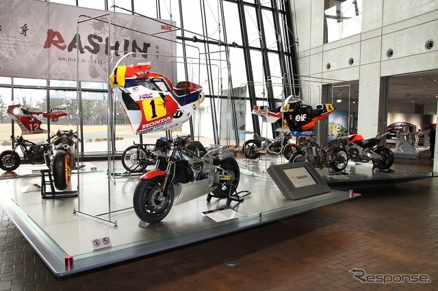 コレクションホールでは、現在2輪のレーシングマシンの中味を見られる企画展「RASHIN(裸身)」を実施中