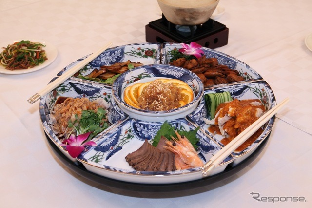 春休み平日限定のランチ、オーダーバイキング。30種類の中国料理と特製デザートより何品でも好きな物をチョイス可能