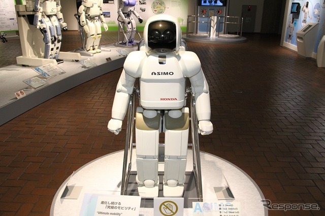 こちらは2000年12月発表の初代ASIMO。身長120cm、体重52kg。現行の新型ASIMOは、身長130cm、体重54kg