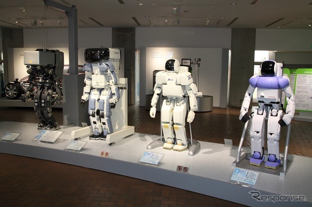 左からモンスターと呼ばれたP1(1993)、世界に初めて公開されたホンダ製ロボットP2(1996)、P3、P4