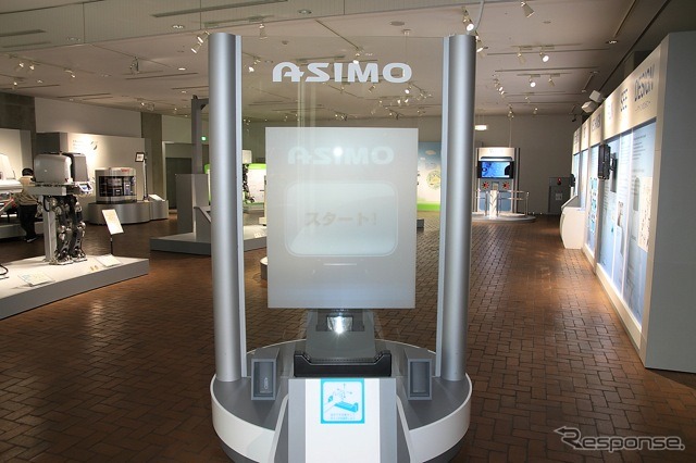 ASIMOストーリー。開発者による開発ストーリーや説明などを見られる映像装置