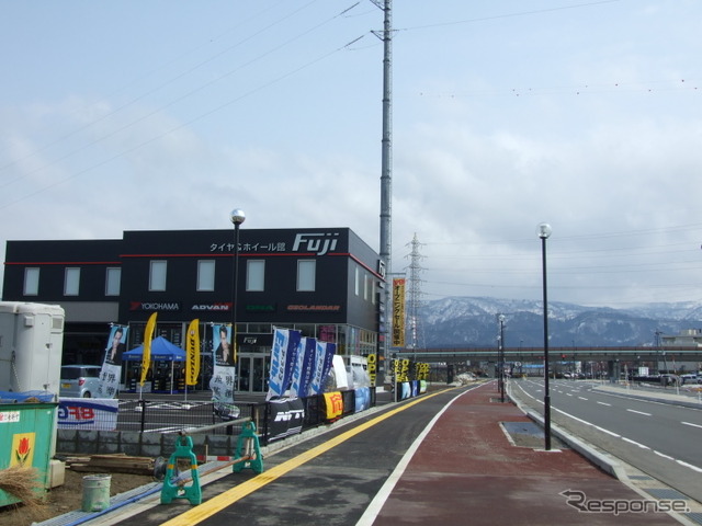 街道沿いの好立地。駐車場も広い