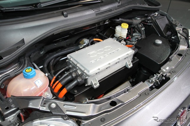 クライスラーはフィアット500ベースのEVを北米で生産することを発表している(写真はデトロイトモーターショー10にて撮影)