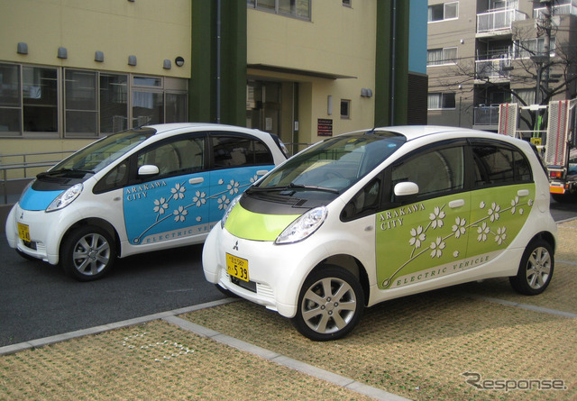 荒川区のEVシェアに導入されるi-MiEV。荒川区の木である桜のデザインとなっている