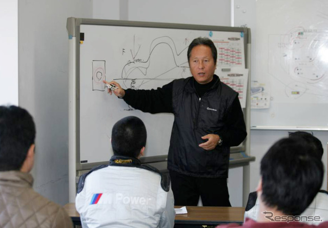 関谷正徳氏ほかプロドライバーからサーキット走行の指導を受けることができる