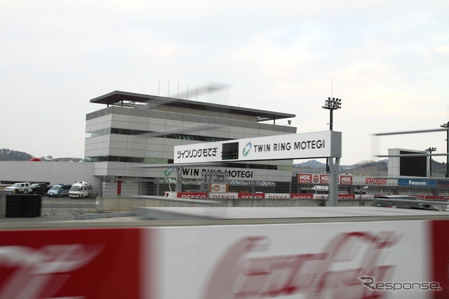ファミリードライブ体験中。ホームストレートを時速90km/hほどで駆け抜けているところ