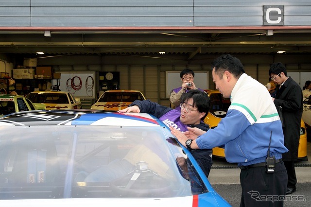 これが正しいストックカーの乗り方。ドアが開かないから、ここから乗り降りするのである