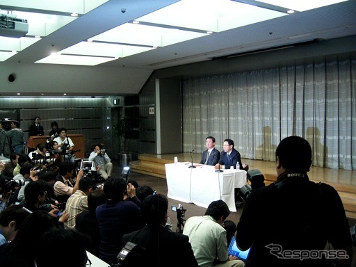 F1撤退（写真は2009年11月4日の会見会場）