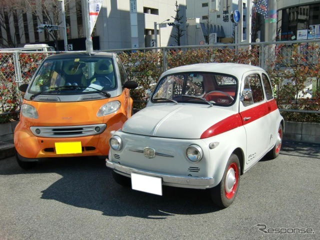 スマートとフィアット500。小さいクルマの新旧そろい踏み
