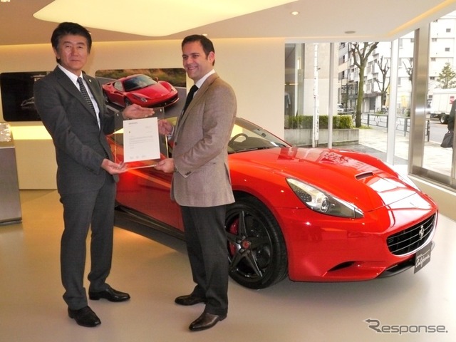 ロッソスクーデリアの等々力好泰代表取締役社長とフェラーリジャパンのエドウィン・フェネックCEO