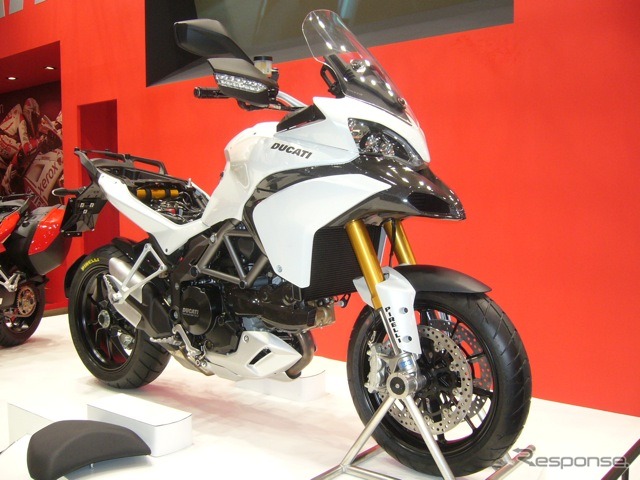新型ムルティストラーダ1200。なぜかシートが外されていた…