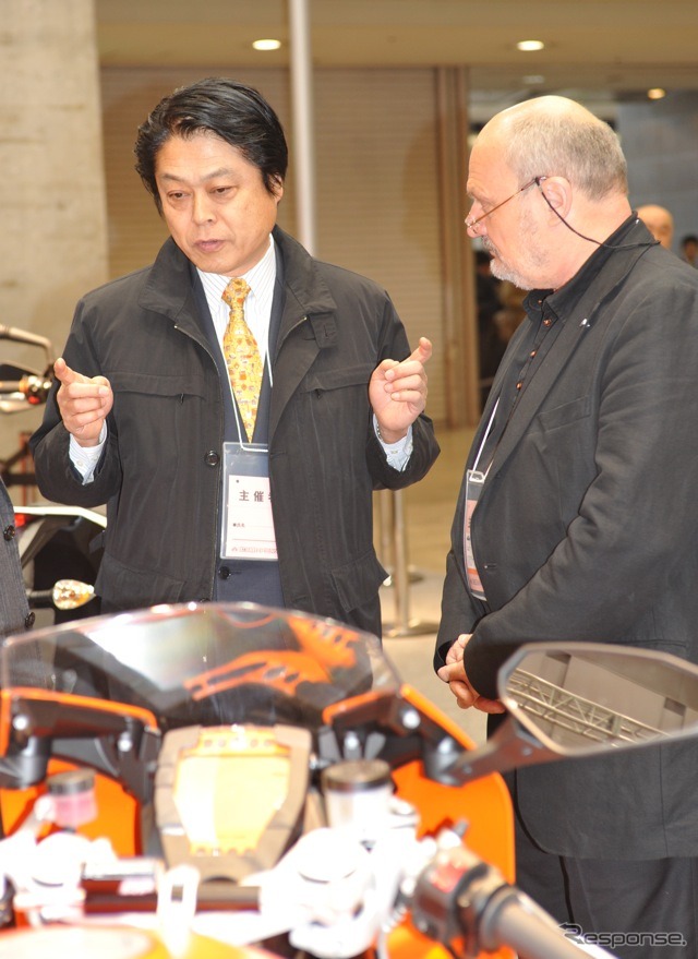 内山晃代議士（民主党二輪車ユーザー議連会長）とミヒャエル・シャノー社長（KTMジャパン）。撮影＝中島みなみ
