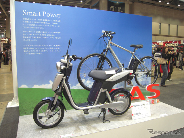 電動スクーターのコンセプトモデル「EC-03」と、電動アシスト自転車「PAS BRACE(パス・ブレイス)」を並べて展示していたヤマハブース。