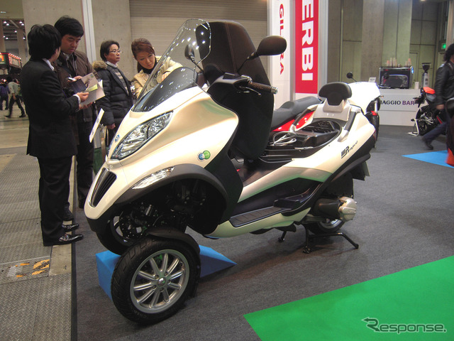車体構成はガソリン版と変わらない。パラレログラムと名づけられた独創の前二輪構造を持つ。