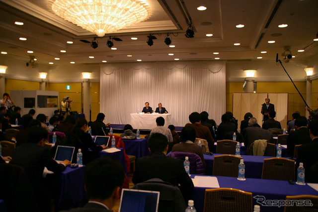 29日、東京・表参道で行われた会見の様子