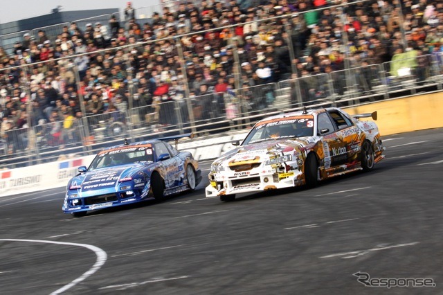07年王者の川畑真人の180SXvsD1一の人気者・野村謙のER34型スカイライン。ベスト8の第1戦