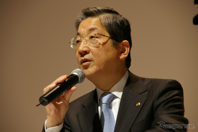 報道陣からの質問に答える志賀俊之COO