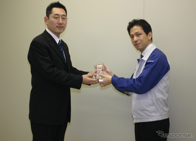 スバルR2のエンジン設計部・白坂暢也主査へのトロフィー贈呈の様子