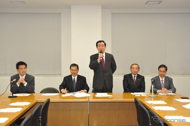 左から大西健介事務局長、大畠章宏副会長、高木義明会長、渡邉浩之ITS Japan会長、天野肇同専務理事(撮影=中島みなみ)