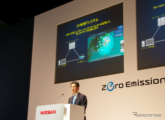 30日に行われた会見。片桐副社長がEV専用ITシステムについて説明をおこなった