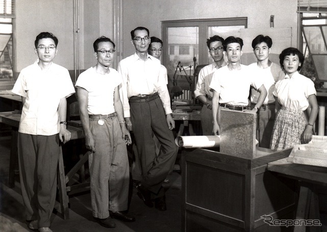 1950年代半ばの設計部造形課。写真の左から3人目が佐藤章蔵氏
