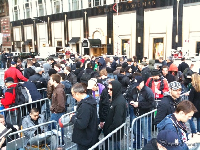 午前7時頃で約200人が待つ