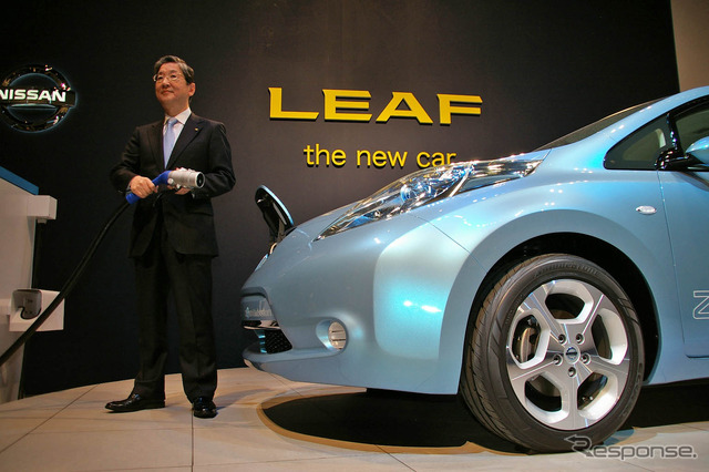 日産リーフと志賀俊之COO（3月30日の予約開始発表会見）